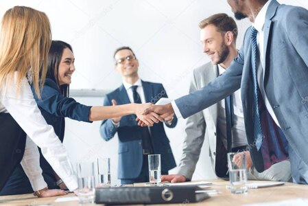 Zakelijk overleg tussen twee personen aan een bureau