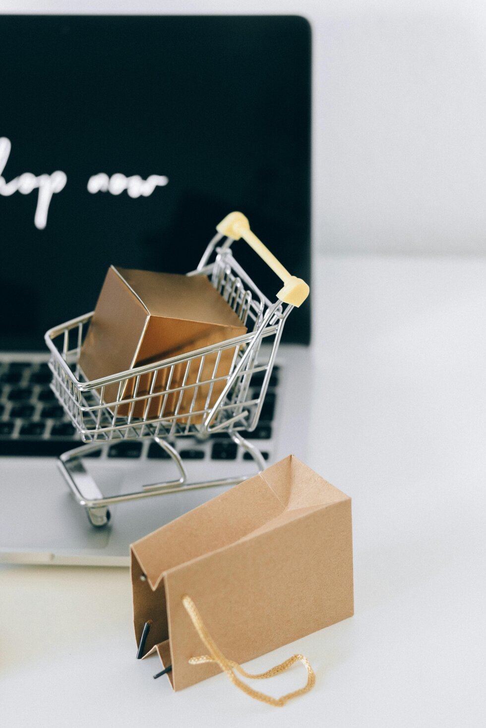 Webshopbestelling met houten cadeau in verpakking