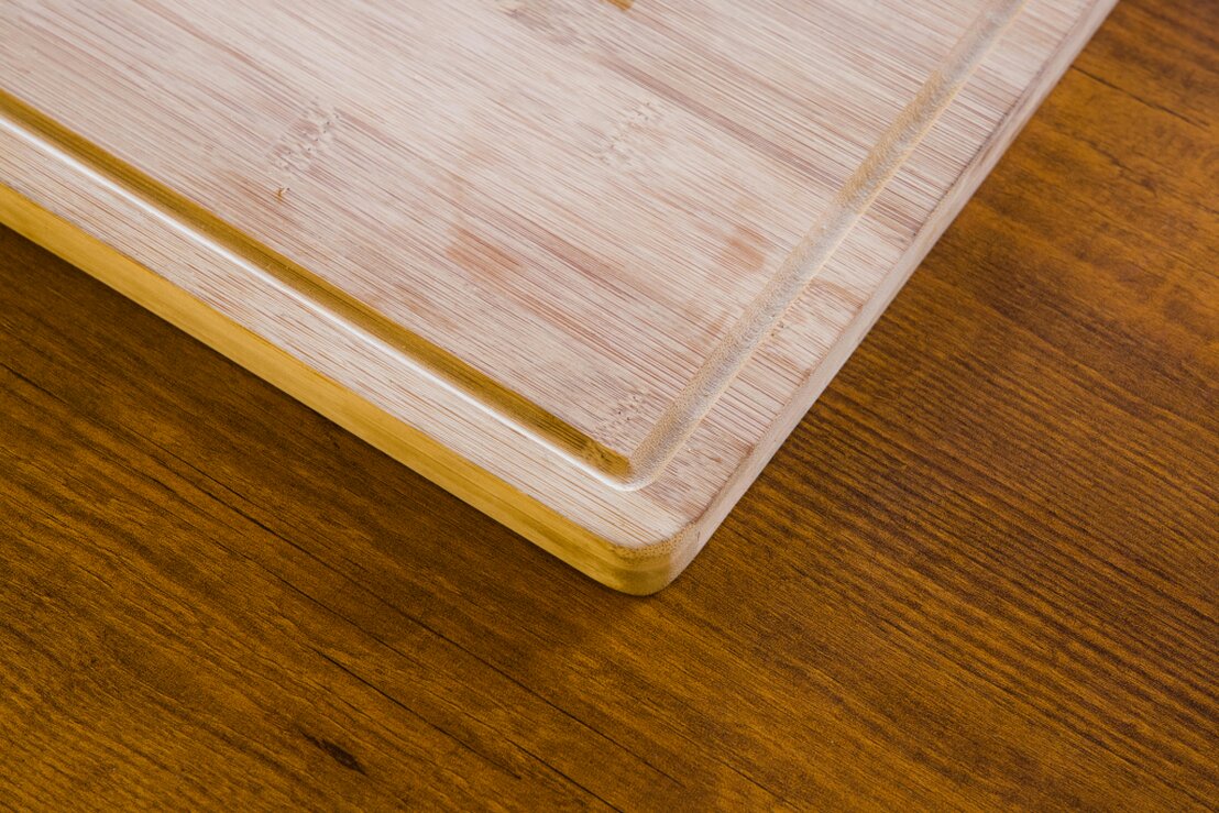Lasergravure van een logo in een houten product